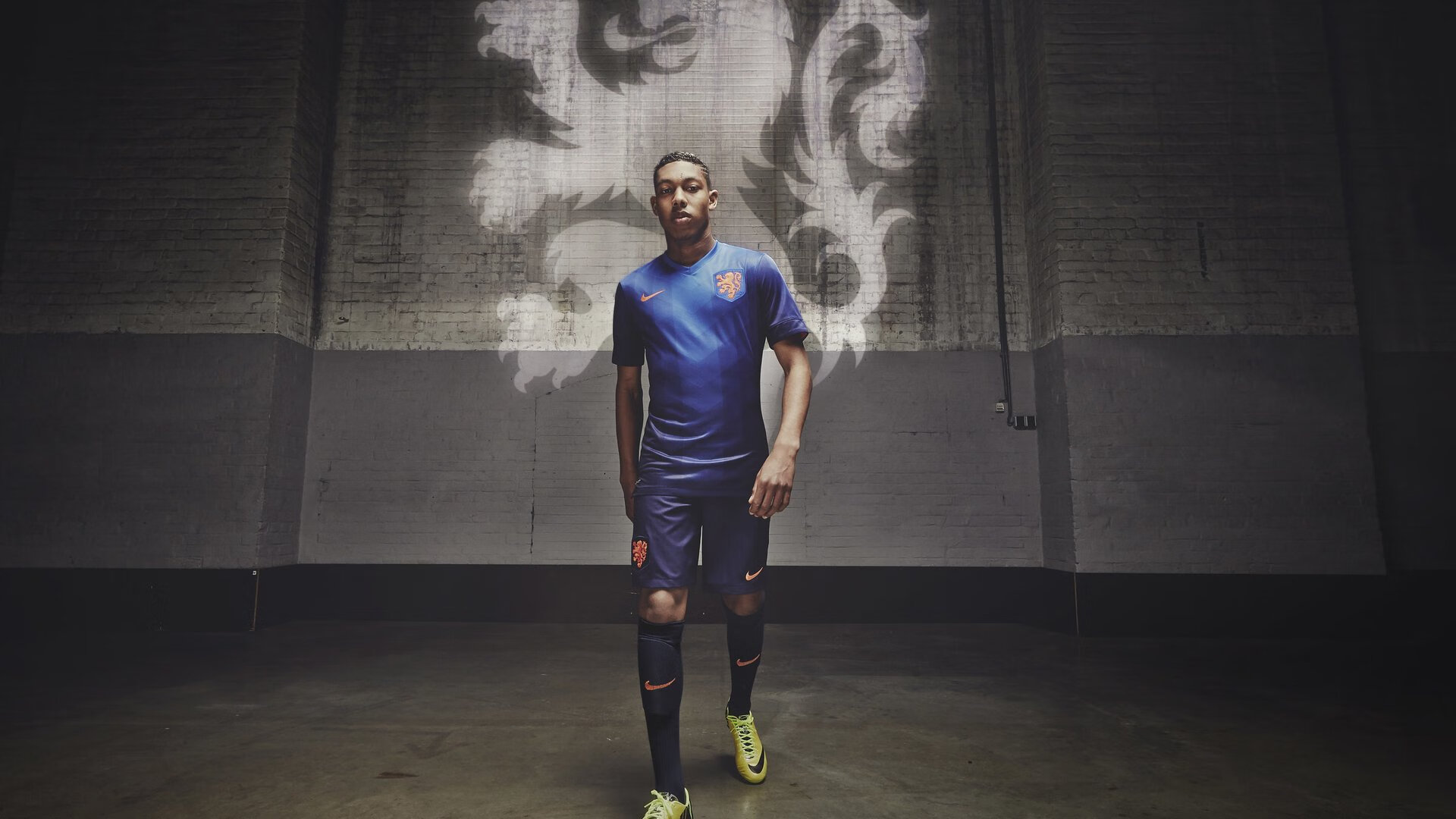 爱游戏中国-美洲杯逆境中崛起的英雄：闪耀全场的瞬间，美洲杯冠军来群里看看